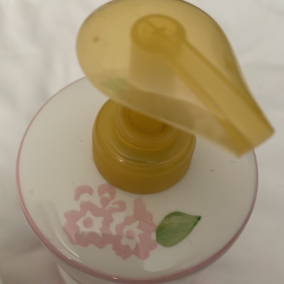 Croscill home soap dispenser and tooth brush holder hand painted ceramic - Picture 4 of 10